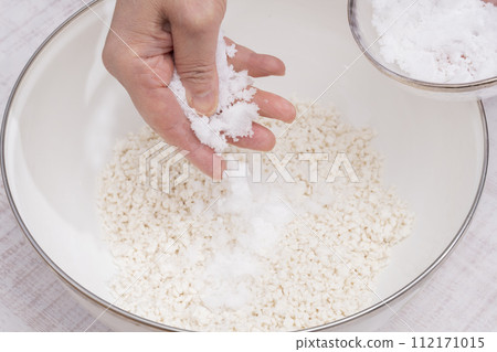 Salt koji: Mix salt with rice koji 112171015