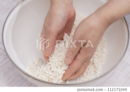 Add salt koji, salt and water, mix Add salt koji, salt and water, mix 112171049