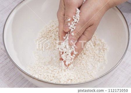 Add salt koji, salt and water, mix Add salt koji, salt and water, mix 112171050