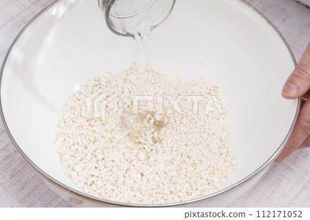 Add salt koji, salt and water, mix Add salt koji, salt and water, mix 112171052