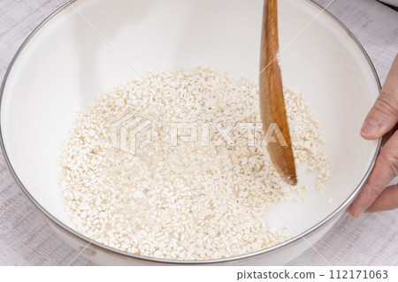 Add salt koji, salt and water, mix 112171063