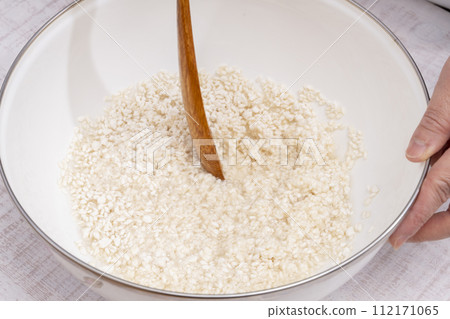 Add salt koji, salt and water, mix Add salt koji, salt and water, mix 112171065