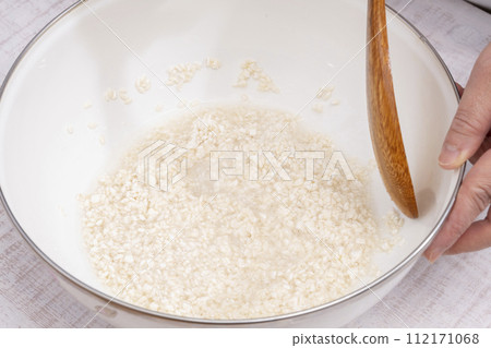 Add salt koji, salt and water, mix Add salt koji, salt and water, mix 112171068