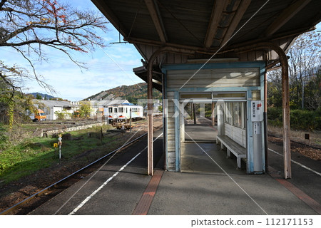 Nagaragawa Railway Mino City Station platform [Mino City, Gifu Prefecture] 112171153