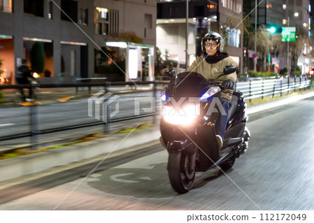摩托車在夜間穿越城市 112172049