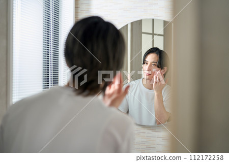 男人在臉上塗乳液 112172258