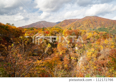Autumn leaves and retrospective bridge at Naruko Gorge 112172766