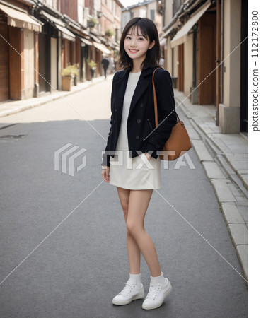 年輕女子穿過一條兩旁都是日本老房子的街道 112172800