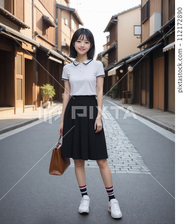 年輕女子穿過一條兩旁都是日本老房子的街道 112172890