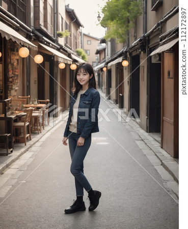 年輕女子穿過一條兩旁都是日本老房子的街道 112172897