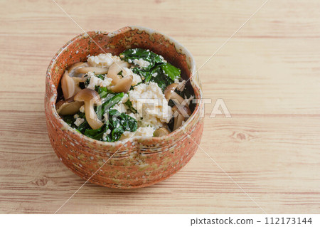 Spinach and tofu with white dressing 112173144