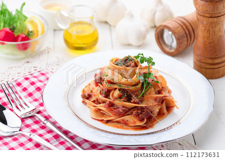 fettuccine bolognese 112173631