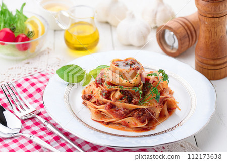 fettuccine bolognese 112173638