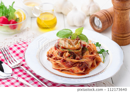 fettuccine bolognese 112173640