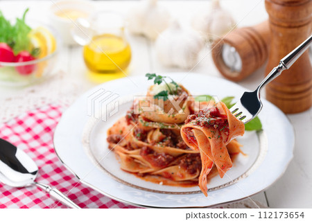 fettuccine bolognese 112173654