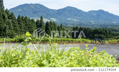 Fresh greenery and early summer cycling image (Hiruzen Plateau) 112174504