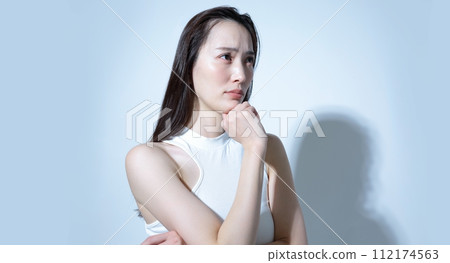 憂心忡忡、抑鬱的女性形象 112174563