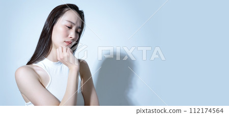 憂心忡忡、抑鬱的女性形象 112174564