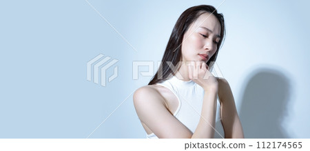 憂心忡忡、抑鬱的女性形象 112174565