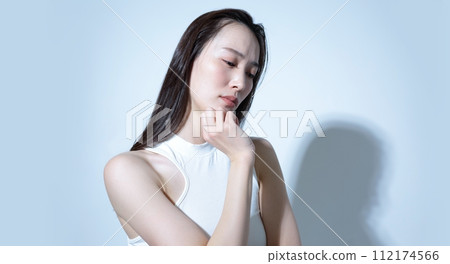 憂心忡忡、抑鬱的女性形象 112174566