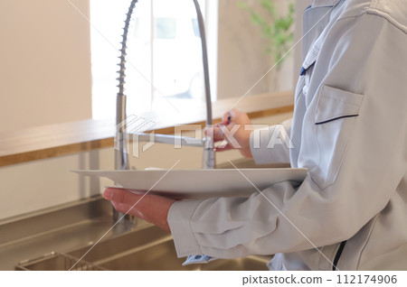 一名男子在進行水務維護 112174906