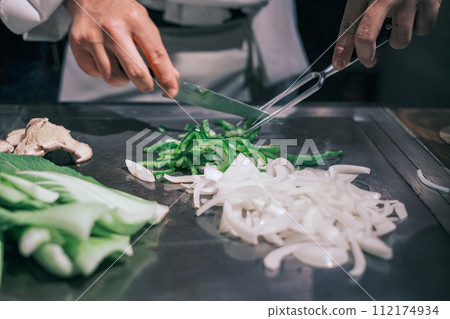 【#鐵板燒】廚師親手炒蔬菜 112174934