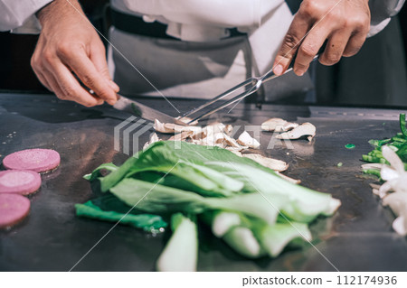 【#鐵板燒】廚師親手炒蔬菜 112174936