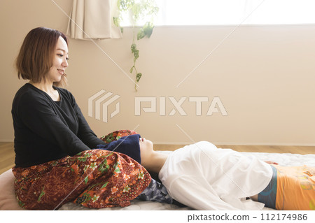 泰式傳統按摩形象 112174986