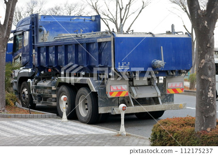 Industrial waste collection truck 112175237
