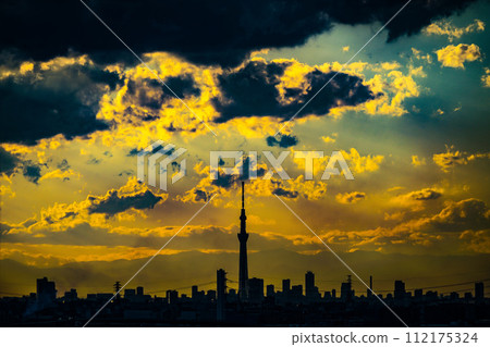 東京天空樹和黃昏中包裹的東京天際線 112175324