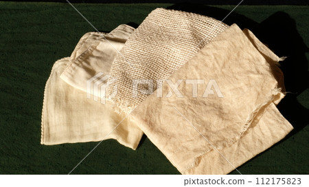 The eco-friendly 100% cotton cloth can be used as kitchen cloths, handkerchiefs, dish towels, and dishwashing towels. 112175823