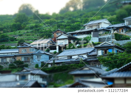 四面環山的房子 112177284