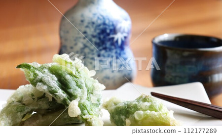 晚餐享用新鮮炸的fukinoto天婦羅 晚餐享用新鮮炸的fukinoto天婦羅 112177289