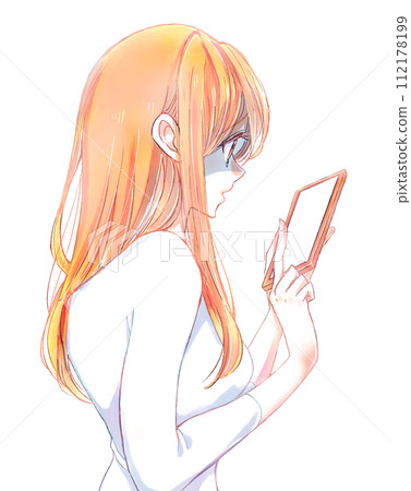 一名女子看著智慧型手機臉色蒼白 112178199