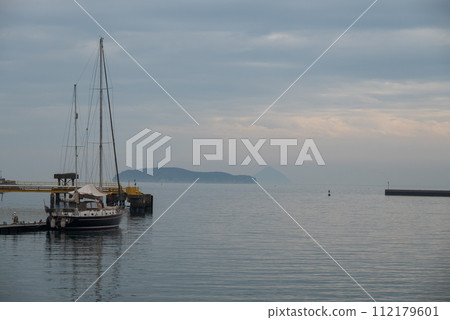 Yacht moored in the port of Setouchi on a cloudy day 112179601