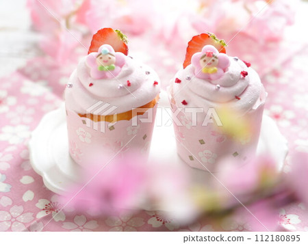 Hinamatsuri Sakura Cupcake 112180895