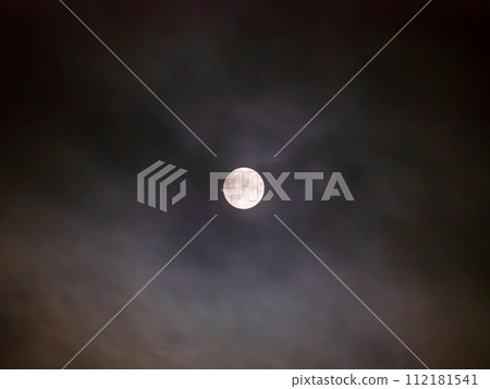 2023 年 8 月 30 日在北海道旭川拍攝的超級月亮和雲彩 112181541