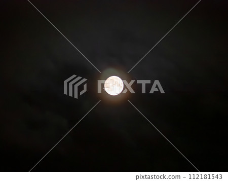 2023 年 8 月 30 日在北海道旭川拍攝的超級月亮和雲彩 2023 年 8 月 30 日在北海道旭川拍攝的超級月亮和雲彩 112181543