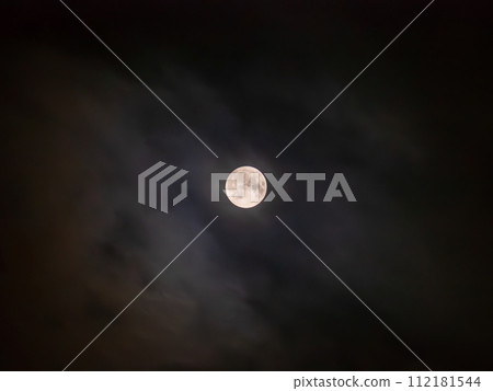 2023 年 8 月 30 日在北海道旭川拍攝的超級月亮和雲彩 2023 年 8 月 30 日在北海道旭川拍攝的超級月亮和雲彩 112181544