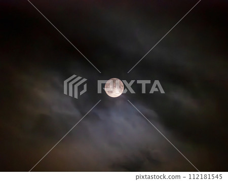 2023 年 8 月 30 日在北海道旭川拍攝的超級月亮和雲彩 2023 年 8 月 30 日在北海道旭川拍攝的超級月亮和雲彩 112181545