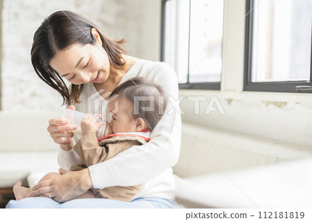 一個讓寶寶喝牛奶的女人 112181819