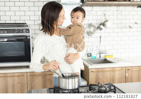 mom and baby cooking 112181827