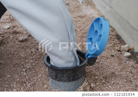 一名男子在進行水務維護 112181934