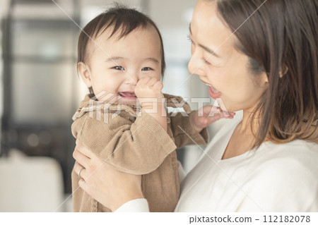 微笑的嬰孩和母親 112182078