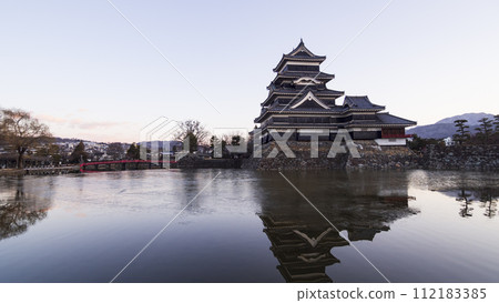 松本城和護城河水鏡 松本城和護城河水鏡 112183385