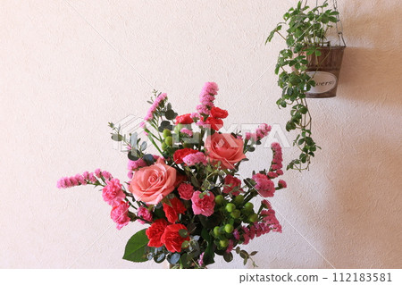 pink flower arrangement 112183581