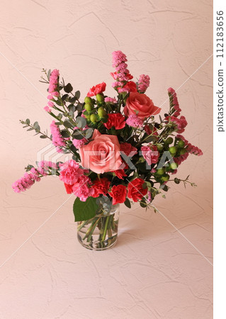 pink flower arrangement 112183656