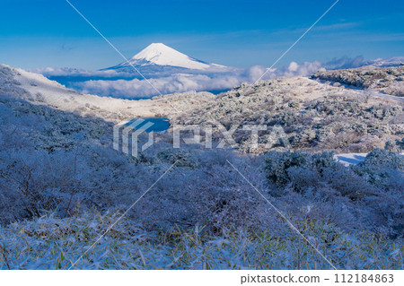 (Shizuoka Prefecture) Snowy Izu Skyline, Higaike, Mt. Fuji view 112184863