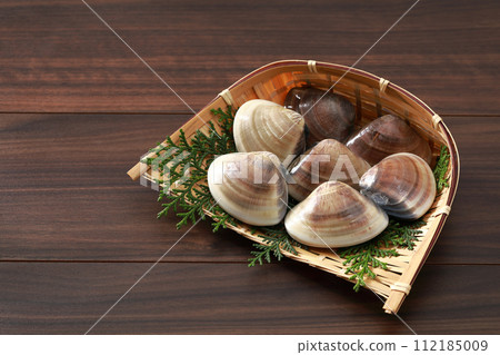 將蛤蜊放入濾鍋中 112185009