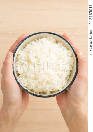 一個女人的手拿著一碗白飯 一個女人的手拿著一碗白飯 112185011